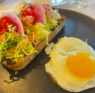 Le Bilboquet signature dishes Les Oeufs Florentine Norwegian
Le Bilboquet Burger
Les Escargots De Bourgogne